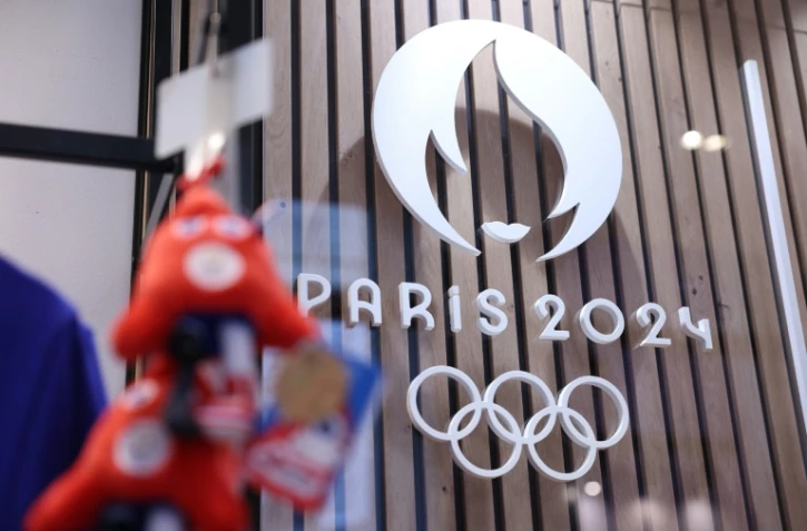 Le logo des Jeux olympiques et paralympiques de Paris 2024 s'affiche au Forum des Halles, en plein centre de la capitale, le 15 novembre 2022