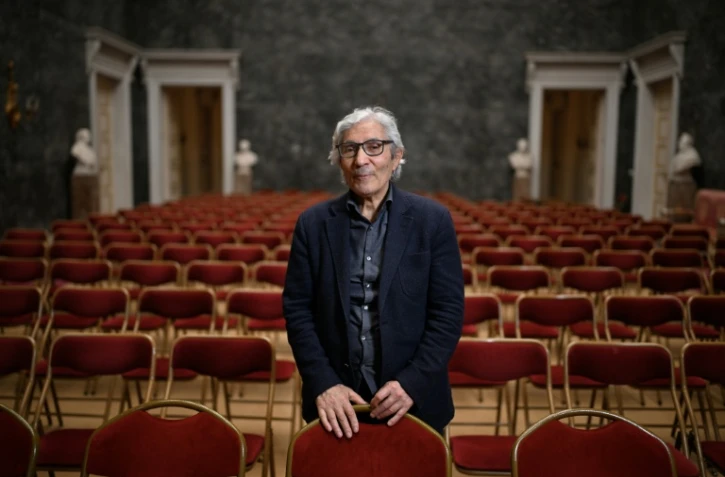 L'écrivain franco-algérien Boualem Sansal pose avant une interview au Palais des Académies à Bruxelles, le 24 avril 2026