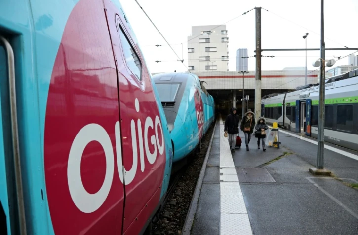le trafic SNCF devait rester très perturbé samedi, au premier jour des vacances scolaires, direction et syndicats n'ayant pas trouvé de compromis pouvant inciter les conducteurs et contrôleurs à lever leur droit de retrait