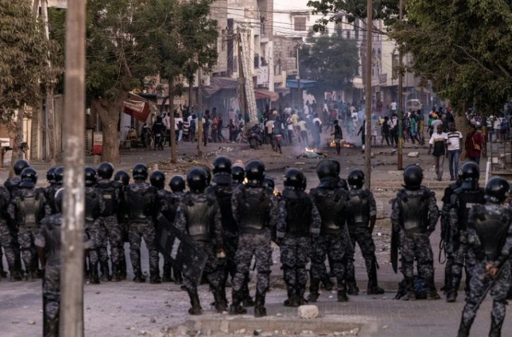 Des gendarmes sénégalais face à des manifestants, à Dakar, le 3 juin 2023 
