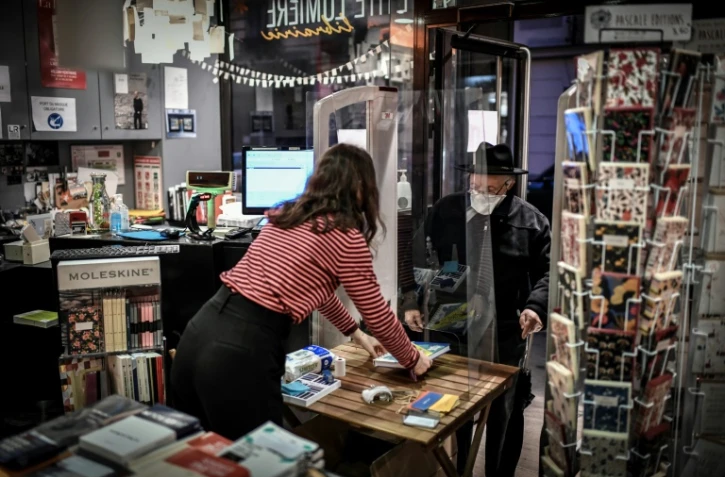 Un client vient retirer les livres commandés par internet dans une librairie parisienne le 31 octobre 2020. Le "click and collect" est autorisé lors de ce confinement. 
