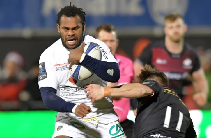 L'ailier de Clermont Alvereti Raka (g) tente d'éviter le plaquage de Chris Wyles (d) des Saracens, le 11 décembre 2017 à Londres
