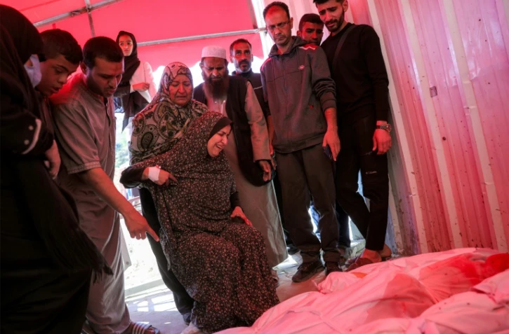 Des habitants de Gaza en pleurs à l'hôpital indonésien de Beit Lahia devant les corps de proches, tués par un bombardement israélien à Beit Lahia, dans le nord de la bande de Gaza, le 18 avril 2025