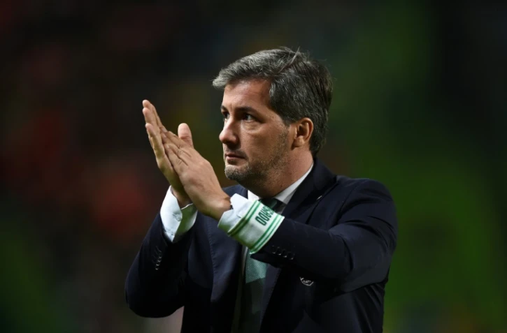 Le président du Sporting Portugal Bruno de Carvalho, applaudit ses joueurs à la fin du match contre SC Praiense en Coupe du Portugal, le 17 novembre 2016 à Lisbonne