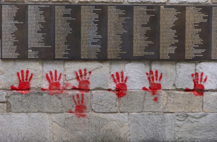 Des mains rouges taguées sur le Mur des Justes au Mémorial de la Shoah à Paris, le 14 mai 2024