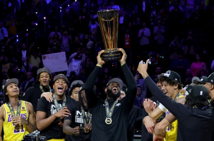 LeBron James, la star des Los Angeles Lakers, soulève le trophée avec ses coéquipiers après avoir remporté la première Coupe NBA, à Las Vegas, le 9 décembre 2023