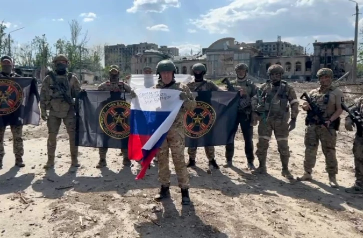 Capture vidéo postée sur Telegram émanant du service de presse Concord - société liée au patron du groupe paramilitaire russe Wagner Evguéni Prigojine - montrant M. Prigojine tenant un drapeau russe devant des combattants de Wagner à Bakhmout, dans l'est de l'Ukraine