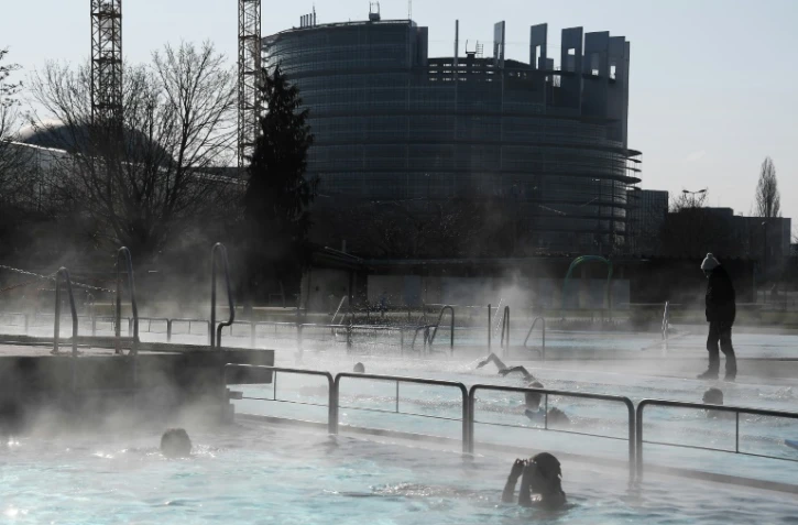 Des nageurs bravent le froid dans une piscine extérieure près du Parlement européen à Strasbourg le 26 février 2018