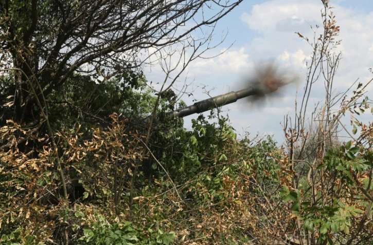 Des artilleurs ukrainiens font feu depuis leur position près de la ville de Lyssychansk, dans l'est de l'Ukraine, le 14 juin 2022