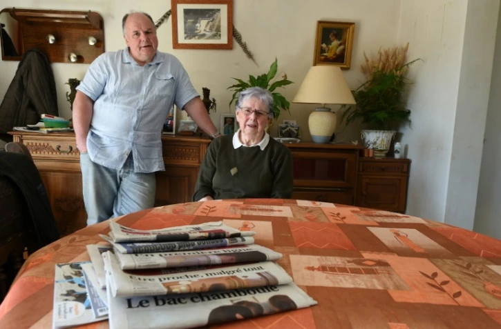 Roberte Loiselet, 88 ans, dans sa maison avec son fils Christophe Loiselet, le 9 avril 2020 à Illiers-Combray, en Eure-et-Loir