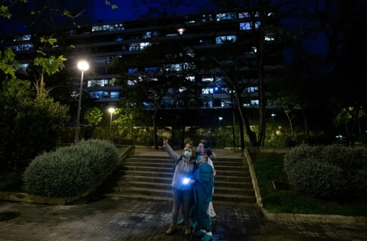 Des personnels soignants sont sortis pour les applaudissements quotidiens, à Barcelone le 13 avril 2020