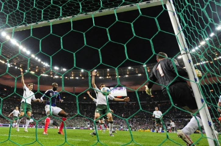 Le défenseur français Williams Gallas inscrit un but contre l'Irlande après une main de Thierry Henry lors d'un match de barrage pour le Mondial-2010, le 18 novembre 2009 au Stade de France