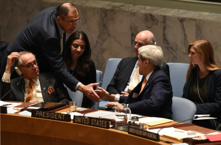 Poignée de mains entre les ministre russe des Affaires étrangères Serguei Lavrov et le Secrétaire d'Etat américain John Kerry le 18 décembre 2015 à l'Onu à New York