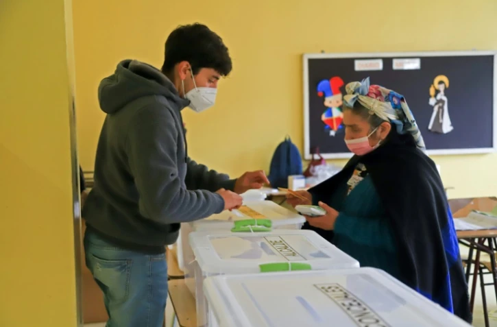 Une femme vote dans un bureau de Temuco, au Chili, le 15 mai 2021