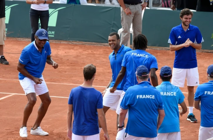 Yannick Noah et ses troupes savourent leur triomphe devant le Canada au 1er tour de la Coupe Davis, le 6 mars 2016 à Baie-Mahault
