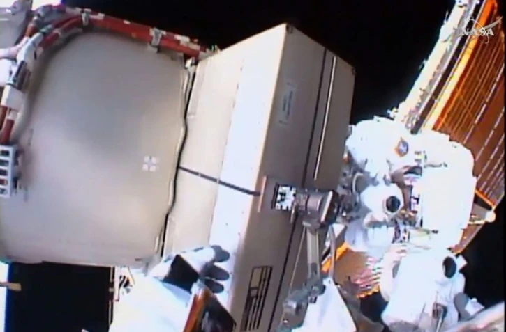 Les astronautes Tim Kopra (g) et Tim Peake (d) pendant une sortie sur la Station spatiale internationale, le 15 janvier 2016