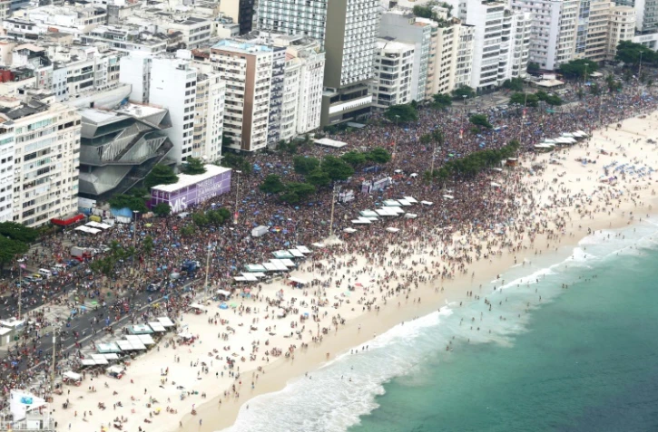 Vue aérienne de la parade du carnaval à Copacabana, le 25 février 2017 à Rio de Janeiro