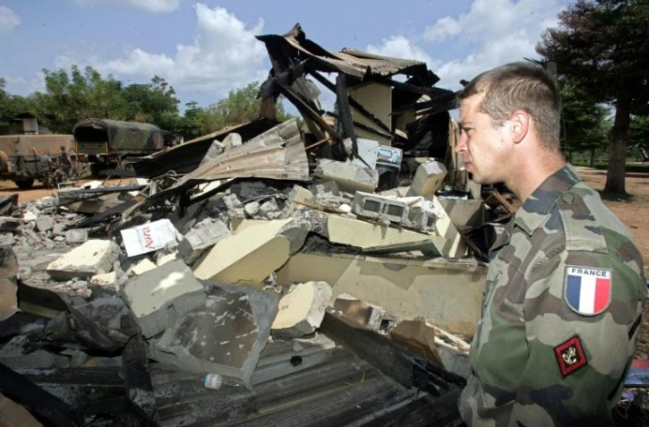 Le lycée Descartes détruit qui servait de base aux soldats français à Bouaké, en Côte d'Ivoire, le 10 novembre 2004