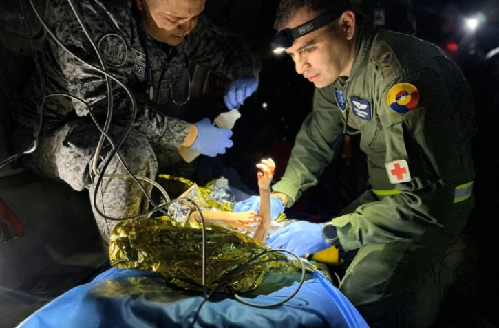 Un des enfants retrouvés vivants dans la jungle colombienne est examiné par les sauveteurs militaires, le 9 juin 2023