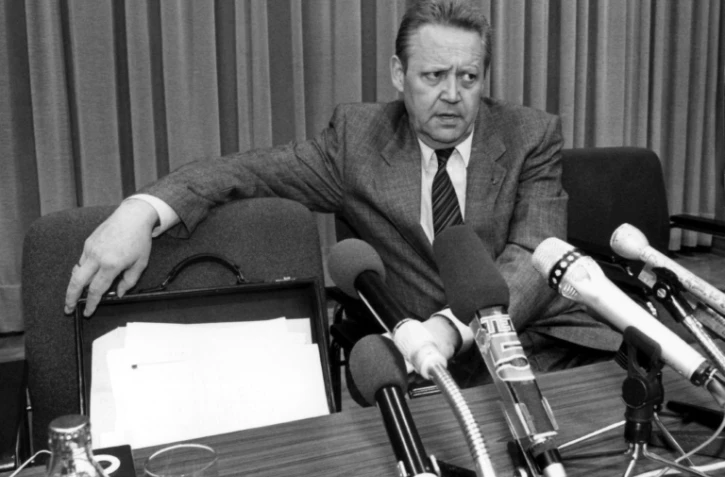 Günter Schabowski chargé de l'information en Allemagne de l'Est, le 9 novembre 1989 lors de la conférence de presse au cours de laquelle il annonce l'ouverture des frontières