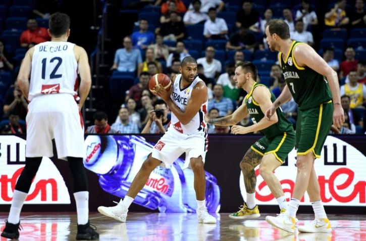 Le capitaine des Bleus Nicolas Batum défie Mitch Creek et Joe Ingles de l'Australie au Mondial à Nankin, le 9 septembre 2019