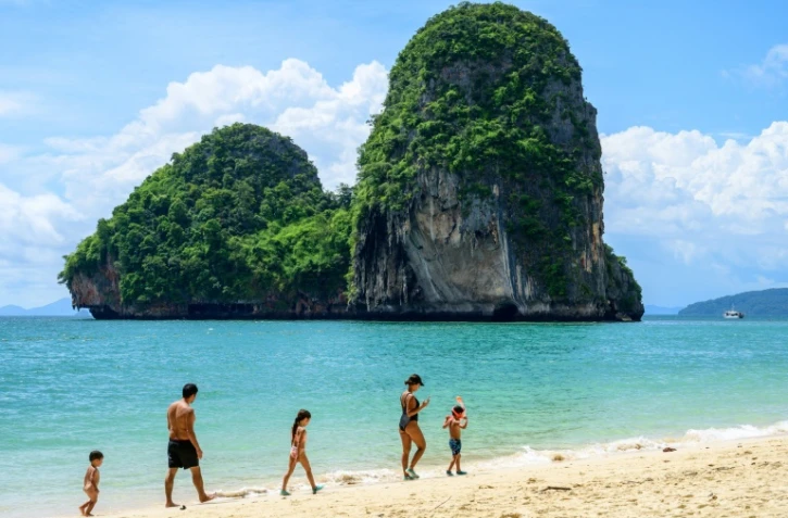 Touristes profitant de la plage Phra Nang de Krabi en Thaïlande le 30 octobre 2021