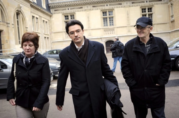 Ginette Villemin (g) et son mari MIchel Villemin (d) quittent le tribunal de Dijon, en France, le 24 février 2010