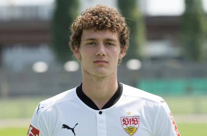 Le défenseur de Stuttart Benjamin Pavard pose lors de la présentation de l'équipe, le 21 juillet 2017 à Stuttgart