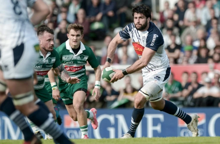 L'ailier d'Agen Vincent Farre fait une passe lors du déplacement à Pau en 24e journée de Top 14 le 14 avril 2018