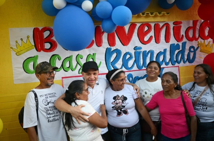 Reinardo Murillo accueilli chez lui par sa famille à son retour chez lui à San Fernando de Apure, le 26 février 2026, après sa libération en vertu d'une loi d'amnistie au Venezuela
