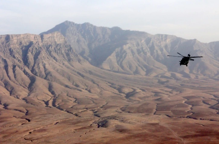 Un hélicoptère américain survole la base militaire le 23 octobre 2016 à Bagram