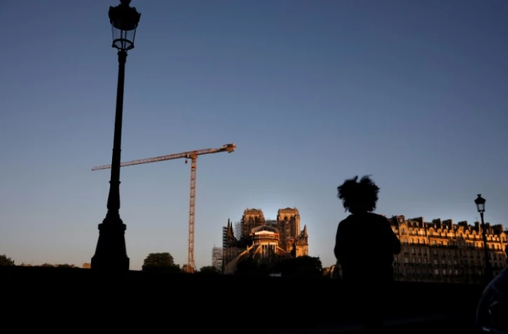 Vue de Notre-Dame de Paris, le 14 avril 2020 au lever du soleil, la veille de la date anniversaire de l'incendie