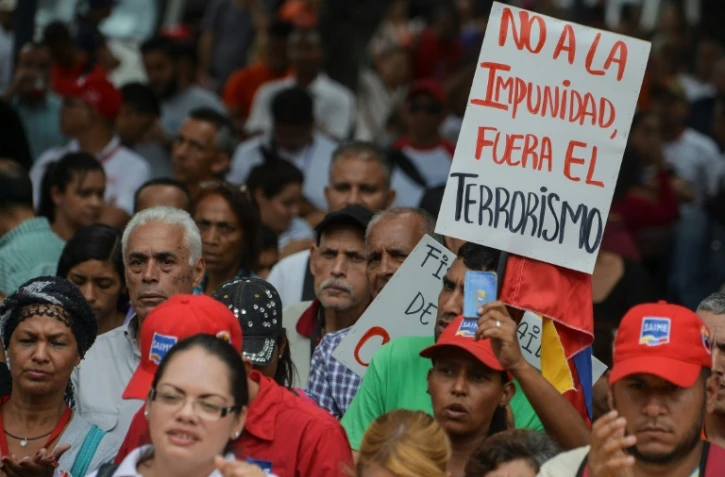 Des partisans du président vénézuélien Nicolas Maduro manifestent pour demander la démission de la procureure générale Luisa Ortega, le 2 juin 2017 à Caracas