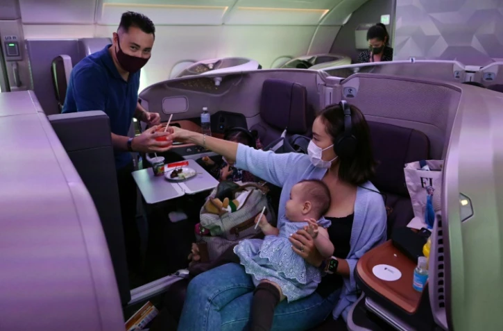 Un couple et ses enfants déjeune dans un A380 à l'aéroport Changi de Singapour, le 24 octobre 2020