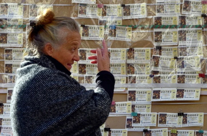 Une vendeuse de billets de loterie, le 20 décembre 2017 à Madrid