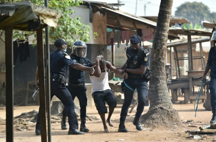 Des policiers arrêtent un manifestant dans la commune de Yopougon, à Abidjan, le 13 août 2020.