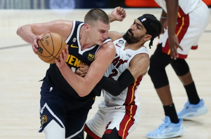 Nikola Jokic (Denver Nuggets) face à Gabe Vincent (Miami Heat) pendant le deuxième match de la finale de la NBA, le 4 juin 2023 à Denver