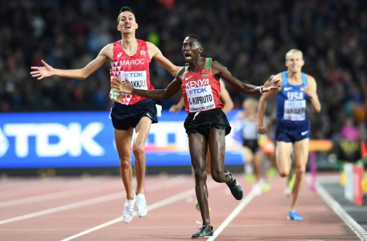 Le Kényan Conseslus Kipruto (c) franchit en vainqueur la ligne d'arrivée de la finale du 3000 m steeple aux Mondiaux, le 8 août 2017 à Londres