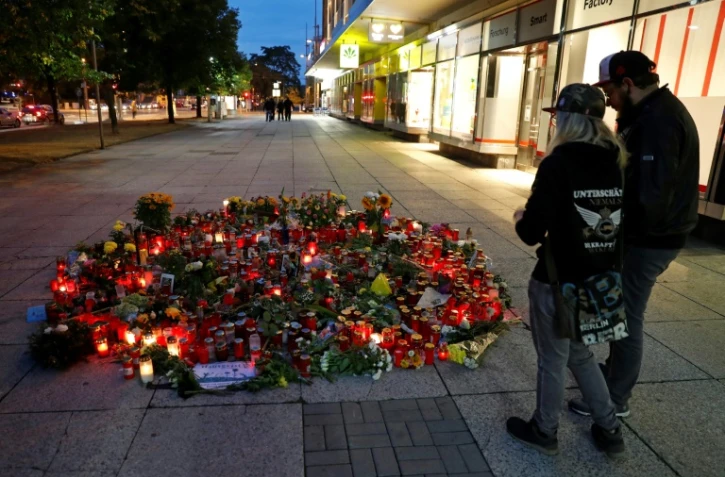 Des bougies et des fleurs en mémoire de la victime d'un meurtre à Chemnitz (Allemagne) le 30 août 2018