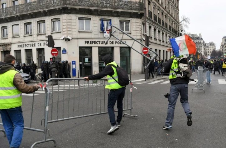 Des "gilets jaunes" devant un bâtiment de la préfecture de police de Paris, le 5 janvier 2019