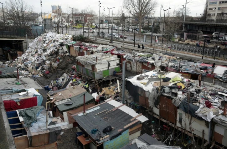 Vue générale du campement de Roms évacué par la police sur les rails désaffectés de la Petite ceinture, près de la Porte de la Chapelle, dans le nord de Paris, le 28 février 2017