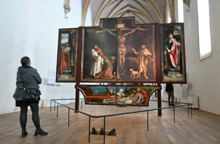 Le Retable d'Issenheim exposé au musée Unterlinden de Colmar, le 29 avril 2022, avec une copie d'un panneau de la Crucifixion (au centre, à droite) avant sa restauration
