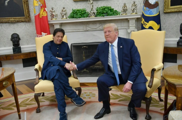 Le président américain Donald Trump s'entretient avec le Premier ministre pakistanais Imran Khan (G), le 22 juillet 2019 à Washington