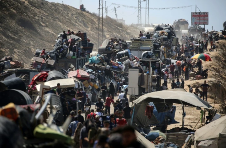 Des Palestiniens de la ville de Gaza se déplacent vers le sud de la bande de Gaza avec leurs affaires, sur la route côtière près du camp de réfugiés de Nousseirat dans le centre du territoire, pour fuir une opération militaire israélienne, le 19 septembre 2025 