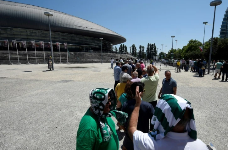 Les "Sportinguistas" font la queue à leur arrivée pour l'assemblée générale du club au Pavillon atlantique à Lisbonne, le 23 juin 2018