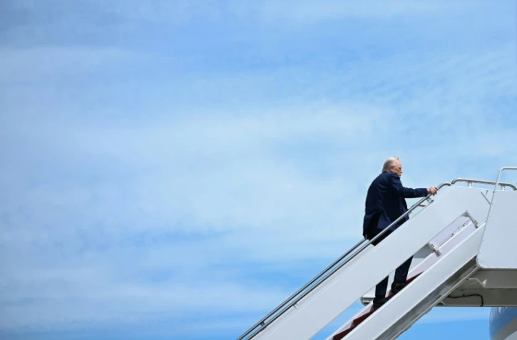 Le président américain Donald Trump monte à bord de l'avion présidentiel Air Force One, le 12 mai 2025 dans le Maryland aux Etats-Unis, pour une tournée de plusieurs jours au Moyen-Orient 