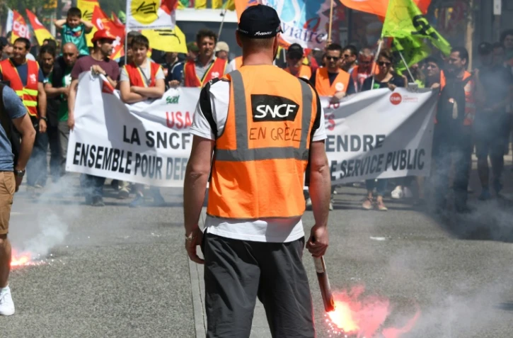 Un cheminot en grève dans une manifestation à Toulouse le 19 avril 2018