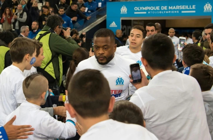 Le défenseur de Marseille Patrice Evra (c) avant le coup d'envoi du "clasico" contre le PSG au Vélodrome, le 26 février 2017