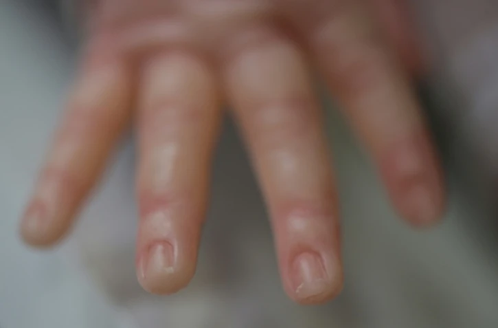 Les doigts d'un "bébé reborn" au magasin Maternité Alana Babys à Campinas, dans l'État de Sao Paulo, au Brésil, le 16 mai 2025