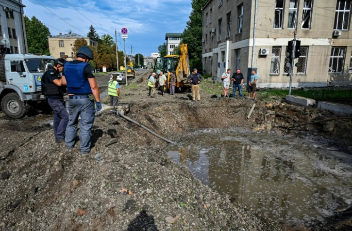 Un cratère formé par un bombardement à Kharkiv (nord-ouest de l'Ukraine), le 16 août 2022